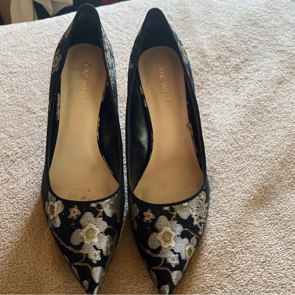Beautiful flowered Nine West Heels - Picture 1 of 4